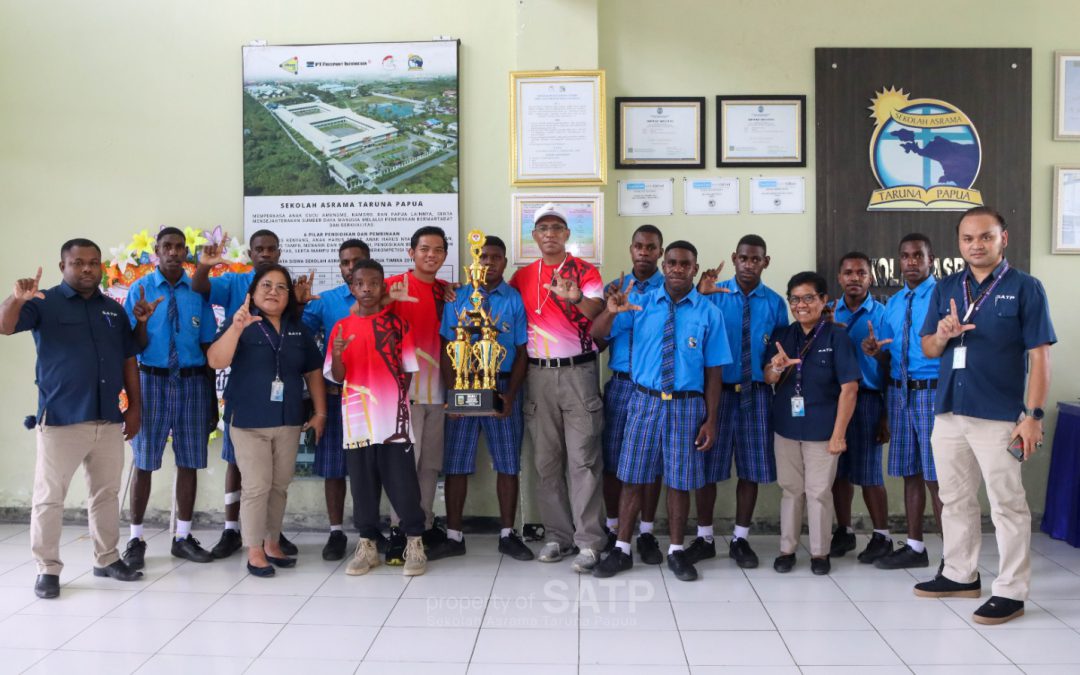 Juara 1 se-Provinsi Papua Tengah: Tim Voli SATP Terima Piala